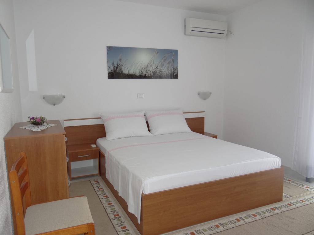 Lola Trogir