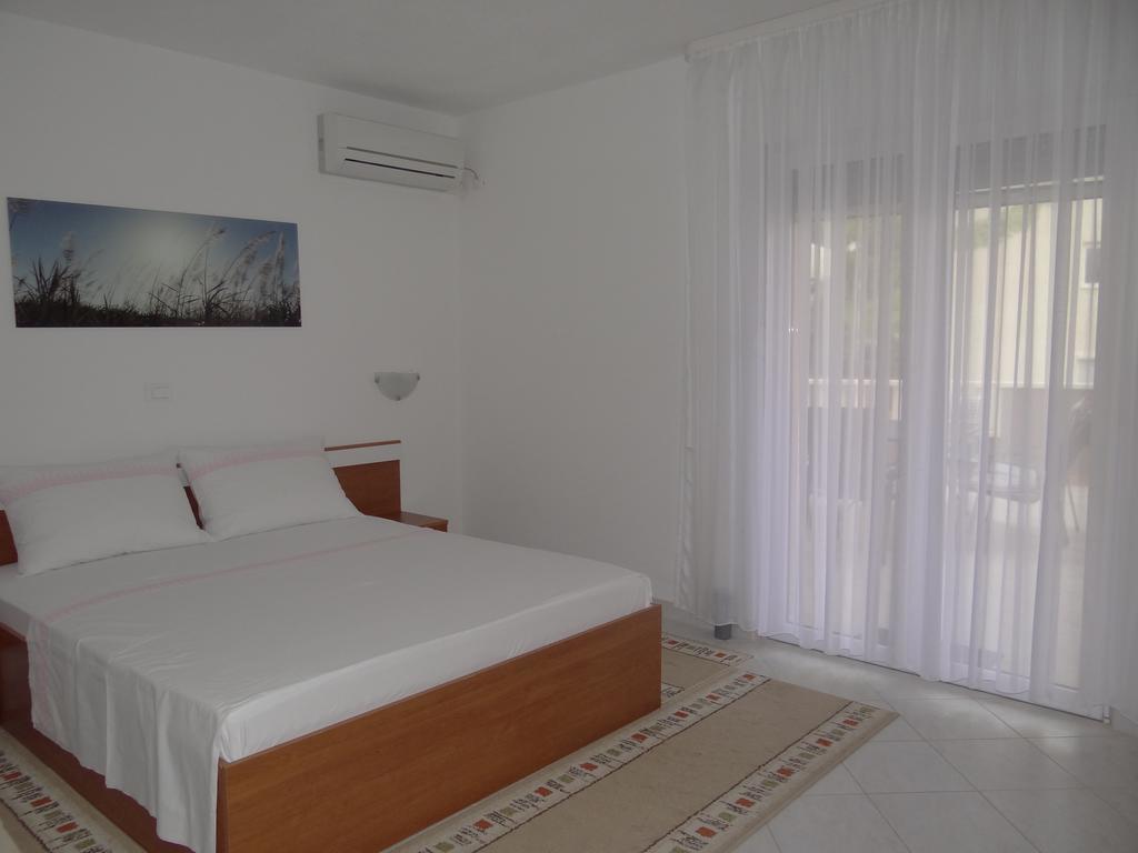 Lola Trogir