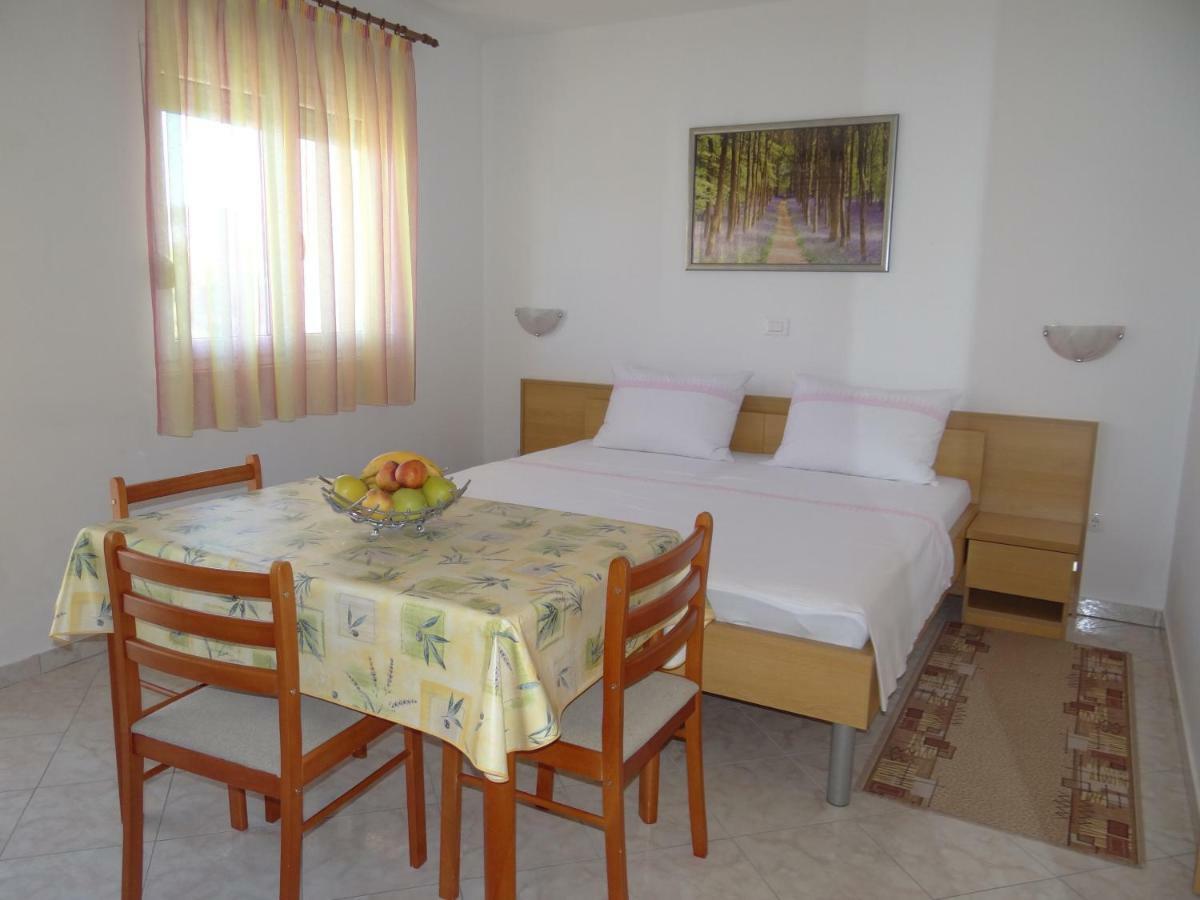Lola Trogir