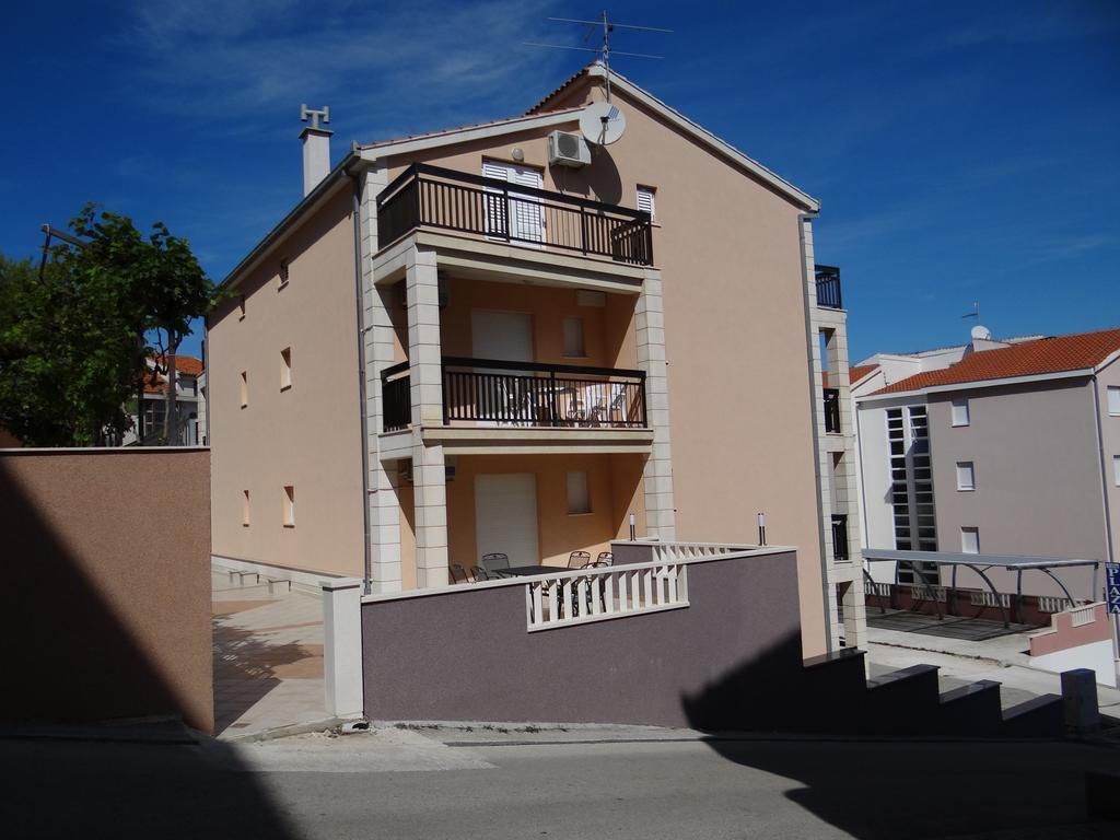 Lola Trogir